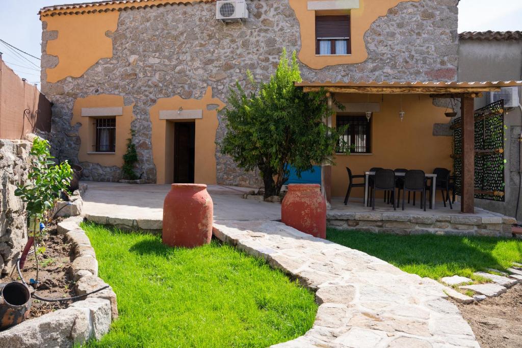Jardin y exterior de El Patio de las Tinajas en Sotillo de la Adrada