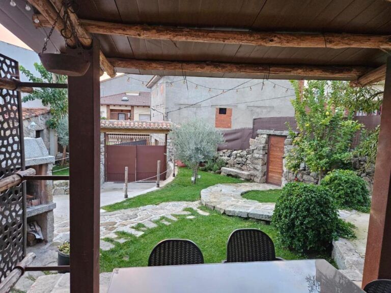 Porche y jardin de El Patio de las Tinajas en Sotillo de la Adrada